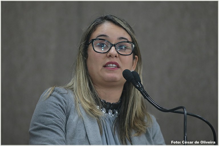 Kitty reafirma compromisso à legalização de táxis irregulares