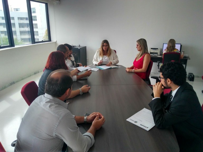 Kitty reúne Vigilância Sanitária e Emsurb no MPE para cobrar fiscalização contra venda de chumbinho em Aracaju