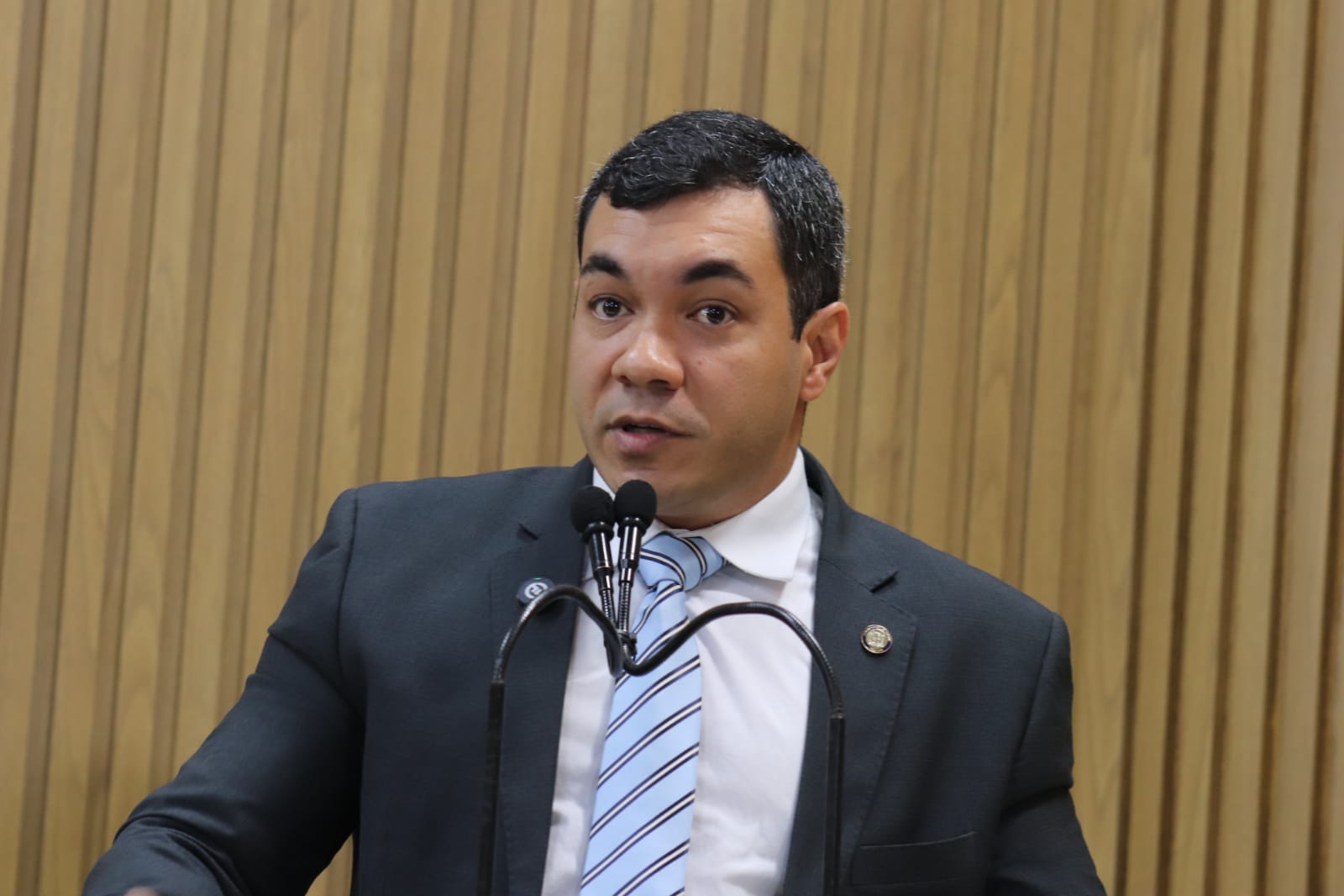 Levi enfatiza ausência de mapas do transporte público de Aracaju e protocola PL para disponibilizar serviço à população 