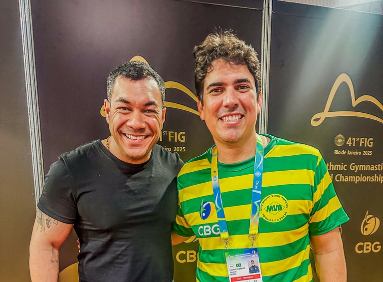 Levi Oliveira celebra conquista de duas medalhas de prata no Mundial de Ginástica Rítmica