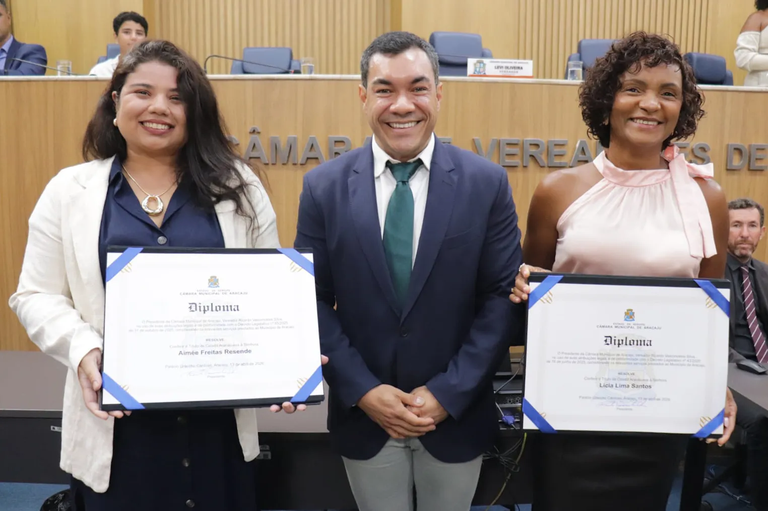 Levi Oliveira concede Título de Cidadania Aracajuana à Aimée Resende e à Lícia Lima