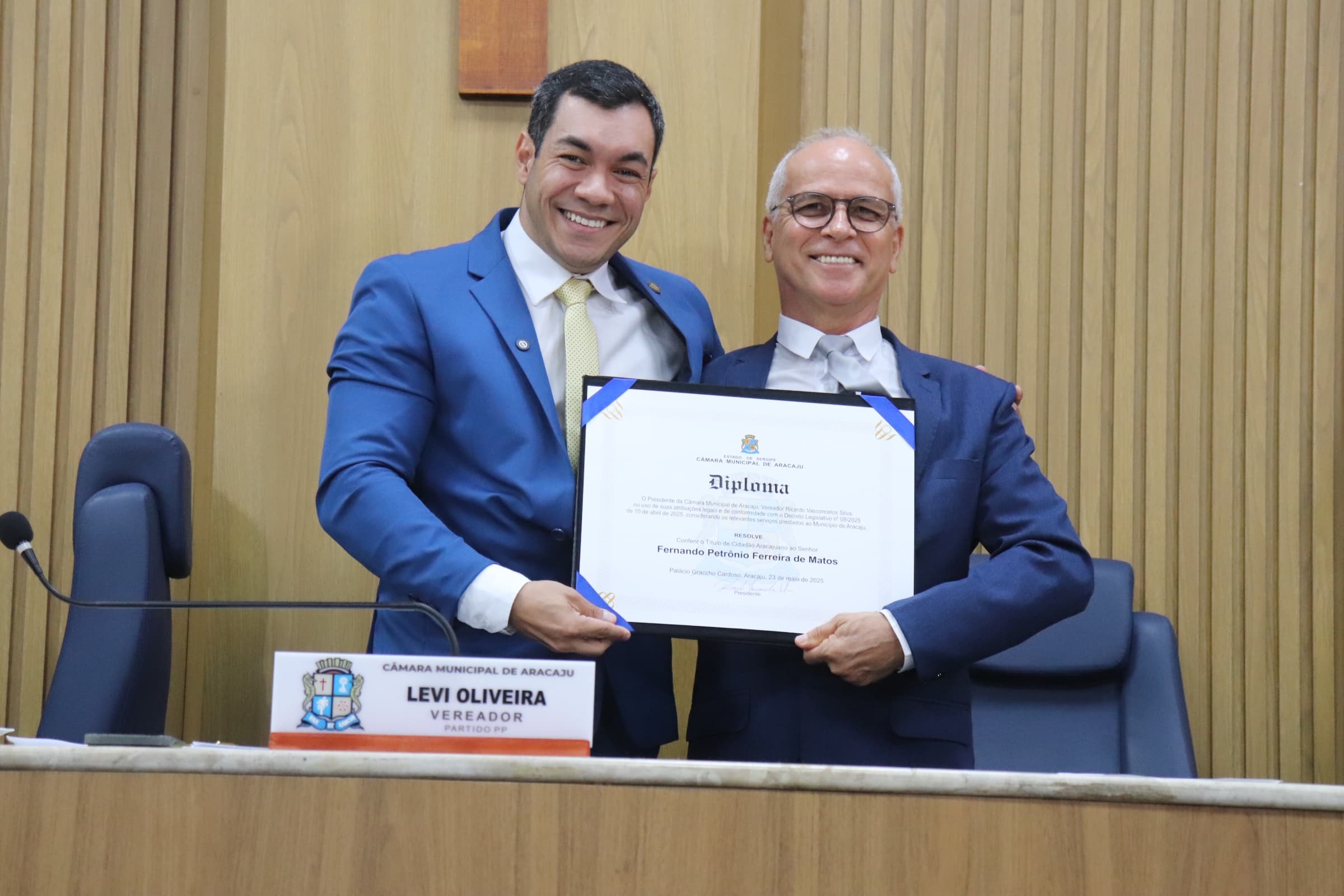Levi Oliveira concede Título de Cidadão Aracajuano ao jornalista Fernando Petrônio