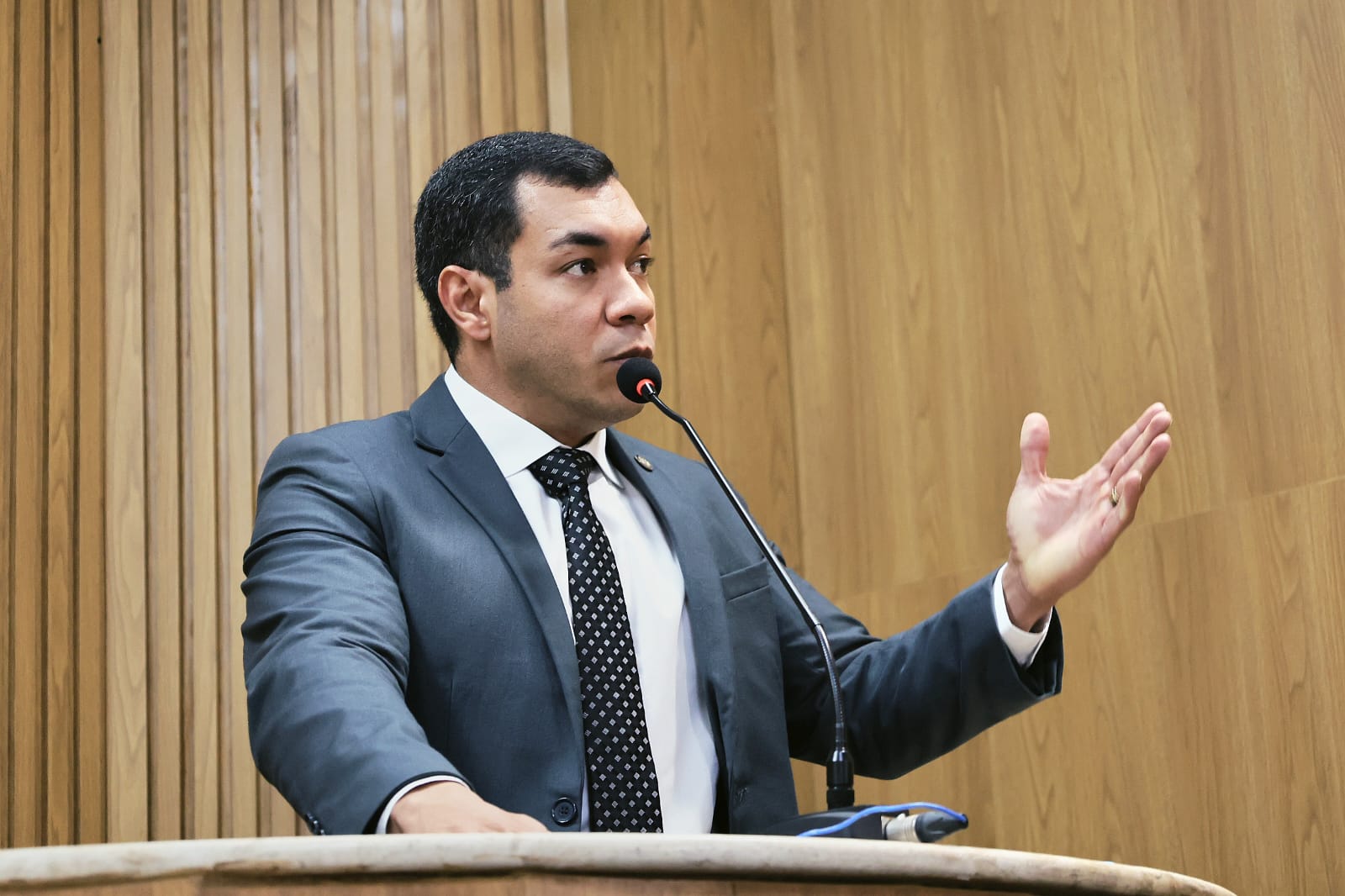 Levi Oliveira destaca avanço do Plano Diretor da cidade e oportunidades com descomissionamento no estado