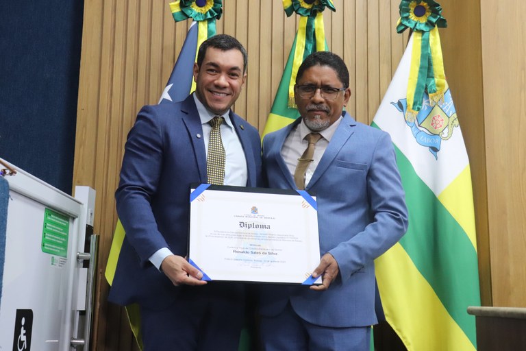 Levi Oliveira entrega Título de Cidadania Aracajuana ao pastor Ronaldo Sales