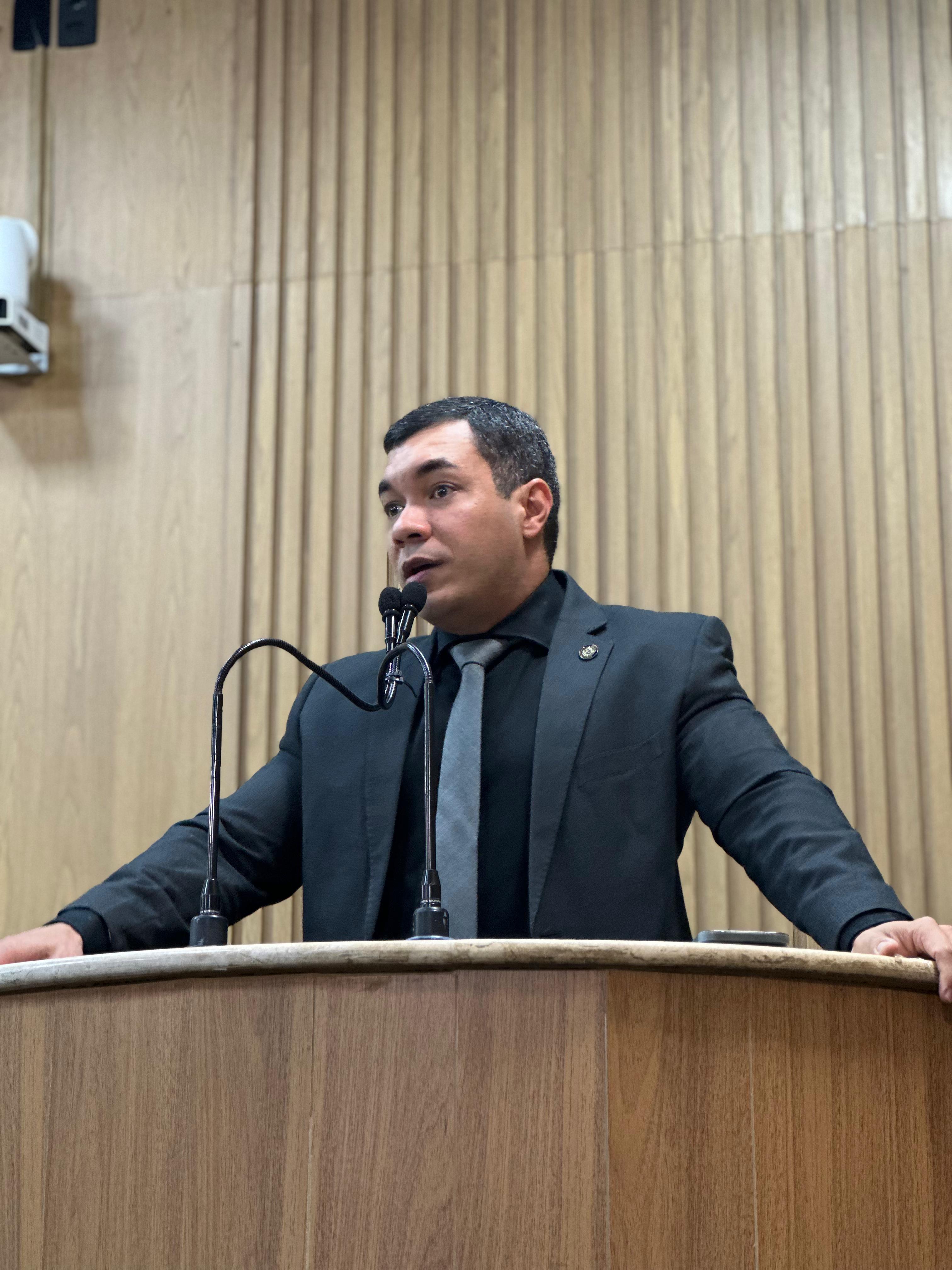 Levi Oliveira exalta aquisição de 19 ônibus com ar-condicionado e reforça necessidade de melhorias no transporte público