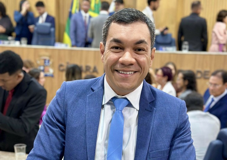 Levi Oliveira participa da primeira sessão na Câmara Municipal e reforça compromisso com Aracaju 