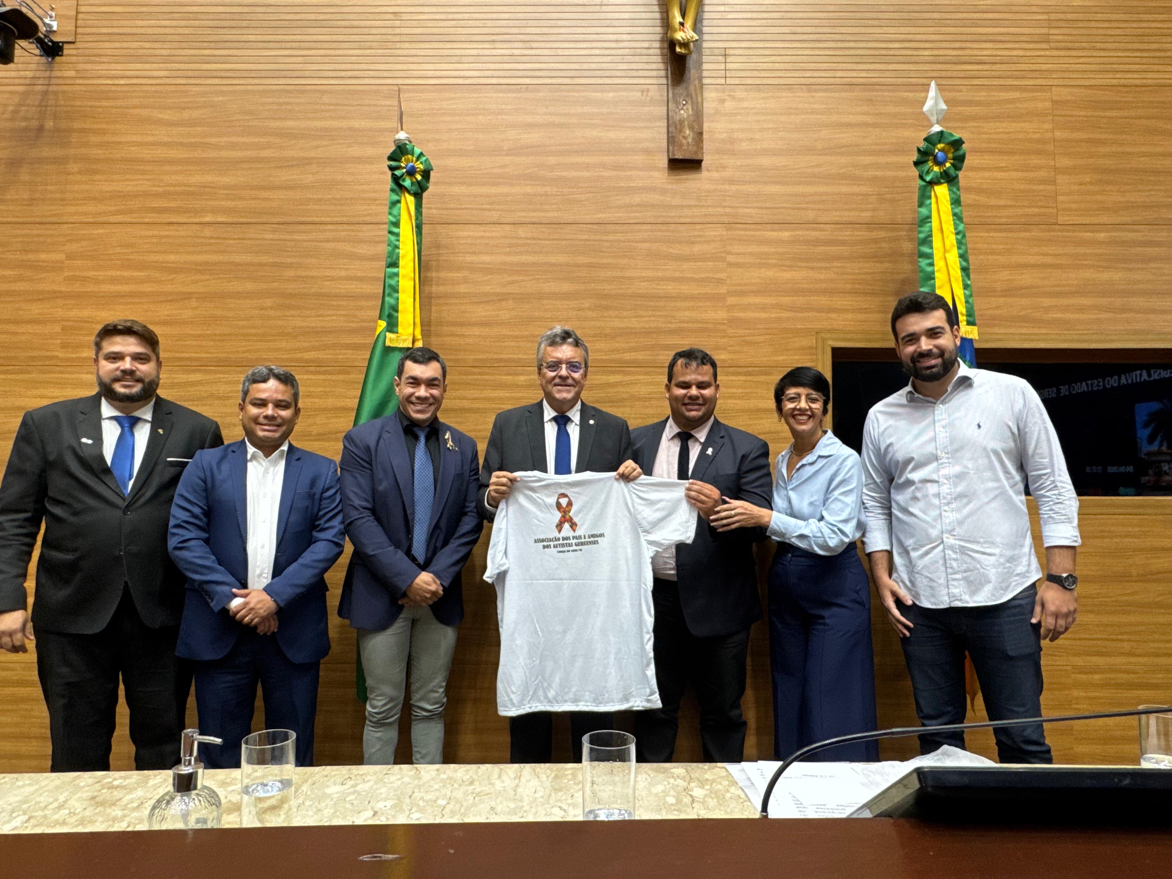 Levi Oliveira participa de sessão na Assembleia Legislativa para discutir a visibilidade de pessoas autistas em Sergipe