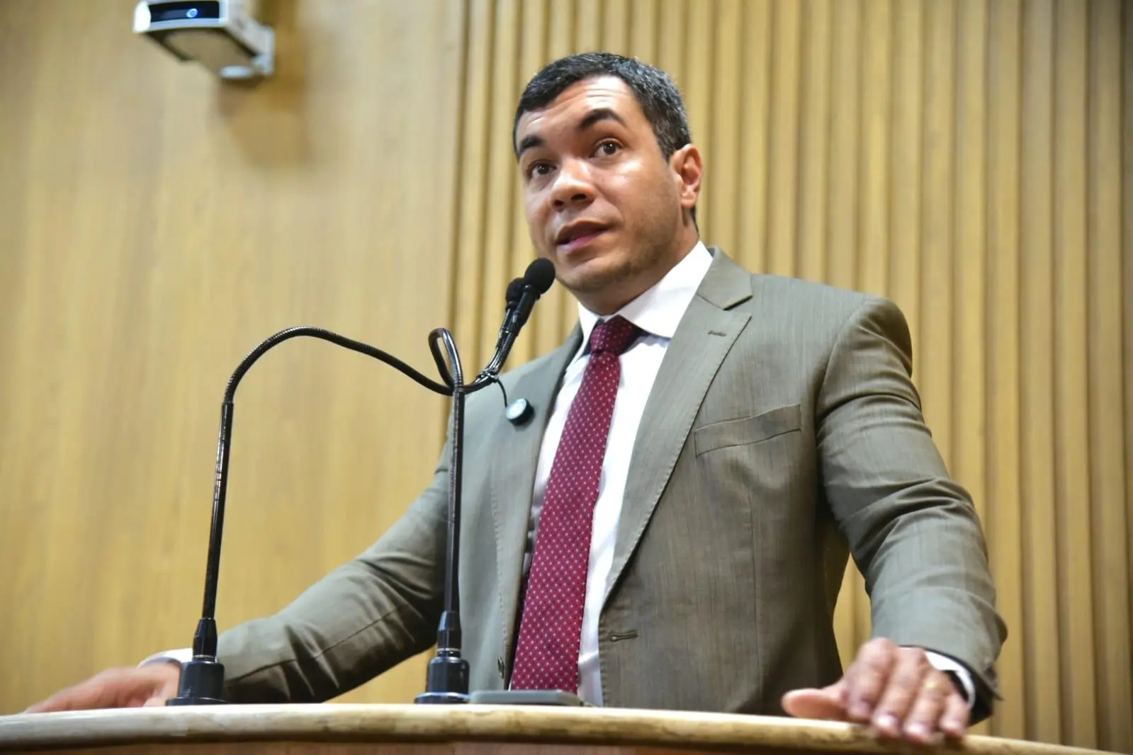 Levi Oliveira protocola indicações para mobilidade, emprego e segurança em Aracaju