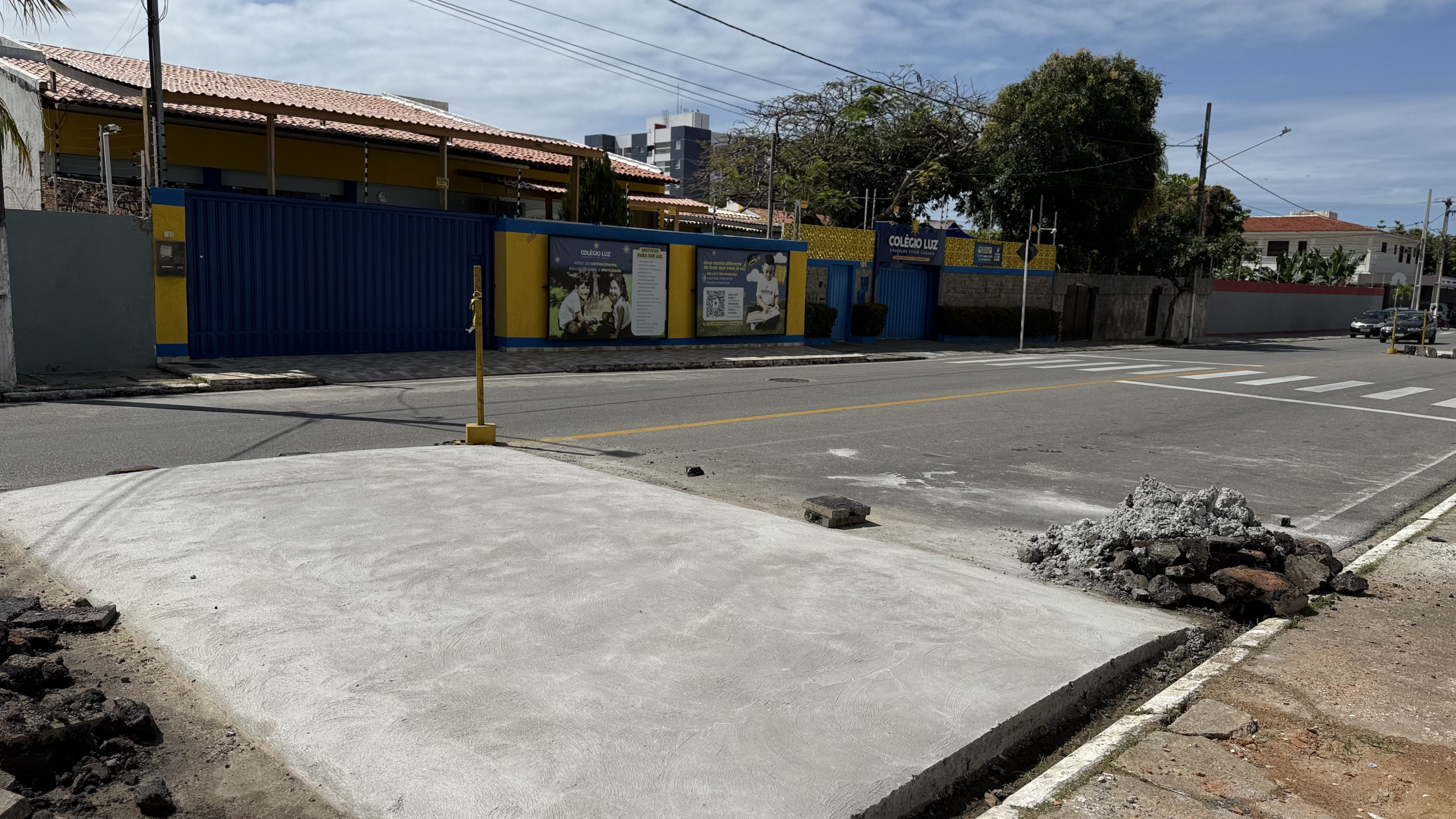 Levi Oliveira solicita instalação de redutor de velocidade em frente a colégio e revitalização de área com risco de deslizamento em Aracaju