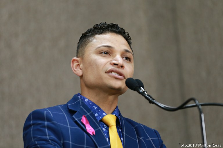 Líder comunitário procura Palhaço Soneca para resolver problema na rede de esgoto no bairro São Conrado