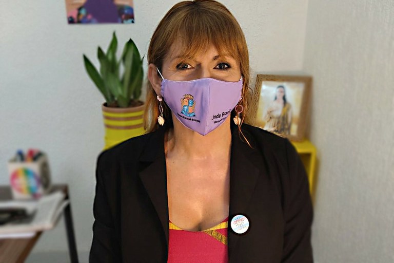 Linda Brasil cobra prioridade de vacinação para população com HIV/AIDS