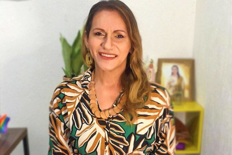 Linda Brasil cobra que sejam garantidas às pessoas trans e travestis o acesso integral à saúde pública