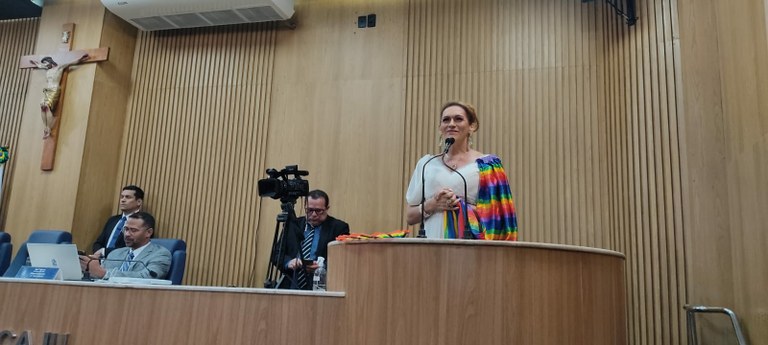 Linda Brasil presta homenagem à comunidade no Dia Internacional do Orgulho LGBTQIA+