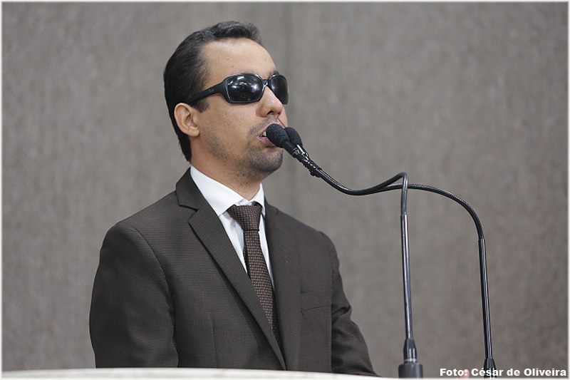 Lucas Aribé afirma em discurso que é a favor dos professores de Aracaju