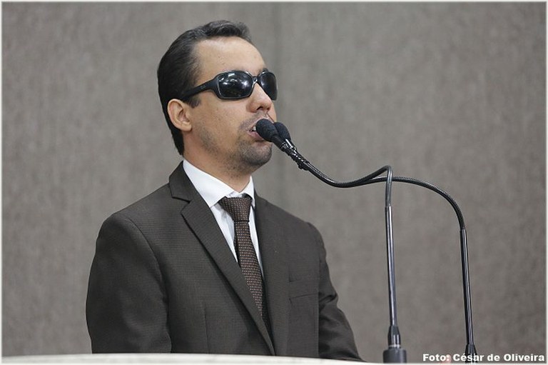 Lucas Aribé afirma em discurso que é a favor dos professores de Aracaju