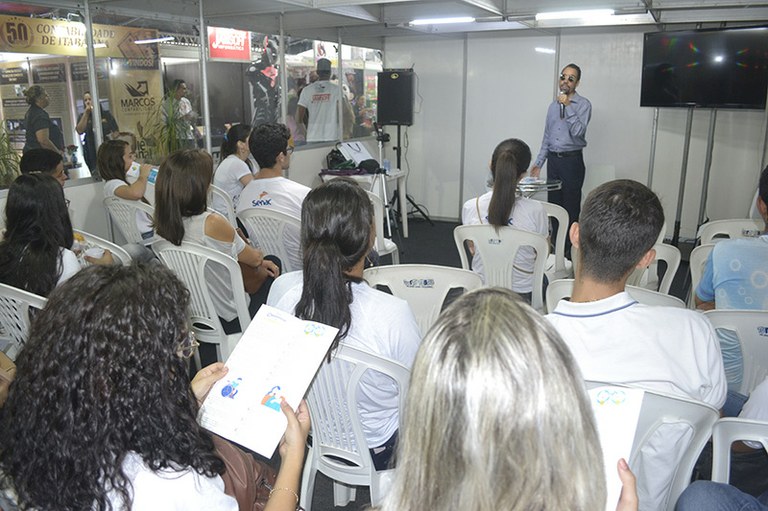 Lucas Aribé apresenta comunicação acessível na V Bienal do Livro de Itabaiana