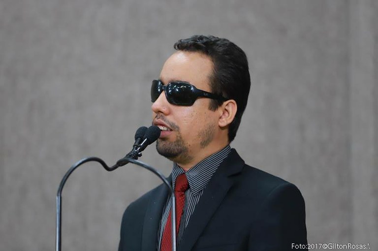 Lucas Aribé cobra criação de escolas bilíngues para surdos