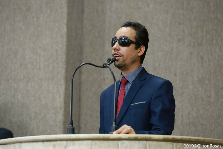 Lucas Aribé critica ausência de semáforos sonoros em Aracaju