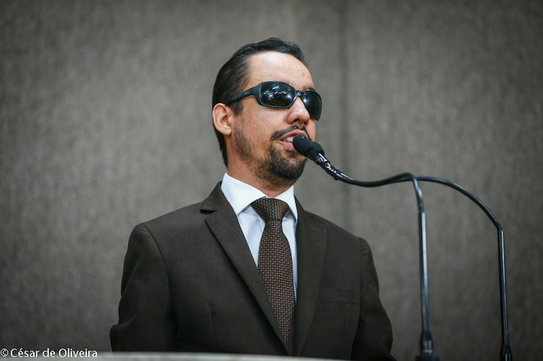 Lucas Aribé critica terceirização da Saúde em Aracaju