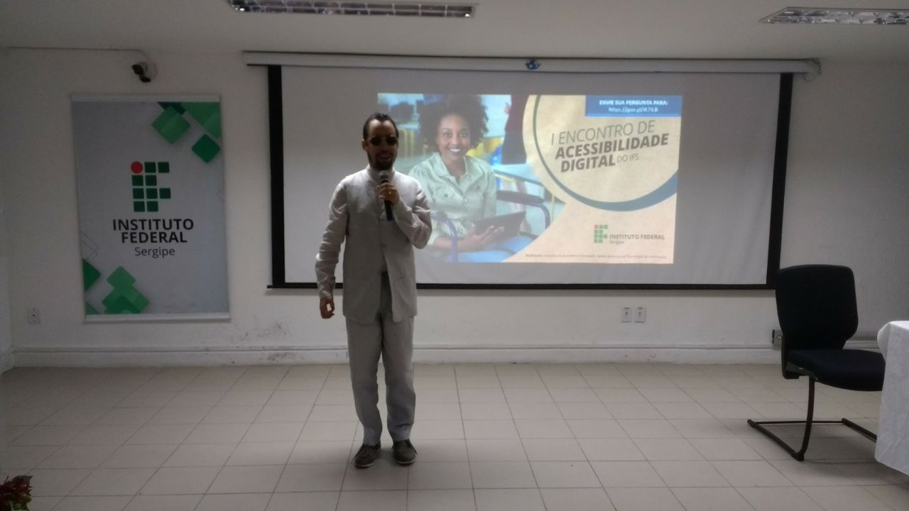 Lucas Aribé ministra palestra sobre Acessibilidade Digital no IFS