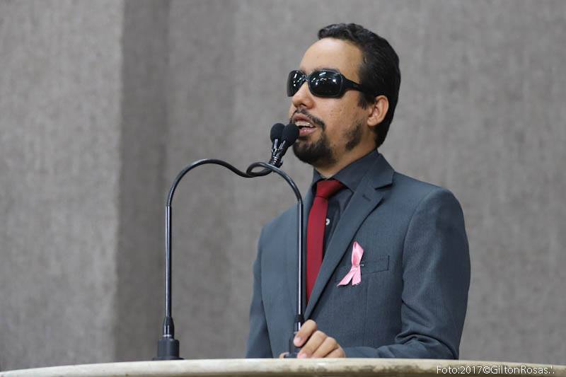 Lucas Aribé protesta mais uma vez sobre o atraso de salário dos servidores