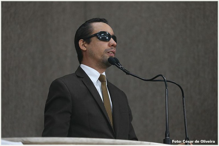 Lucas cobra cumprimento da Lei sobre plano emergencial de calçadas