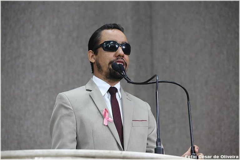 Lucas faz reflexão sobre a falta de Intérprete da Libras no ensino de Aracaju