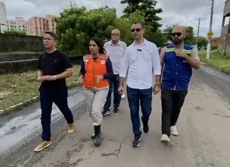 Lúcio Flávio acompanha ações da prefeitura após fortes chuvas em Aracaju