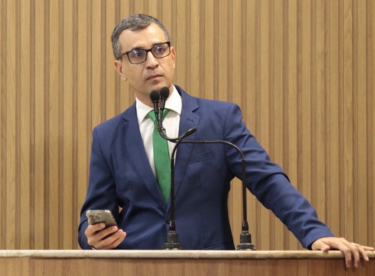 Lúcio Flávio anuncia projeto que beneficiará taxistas de Aracaju 