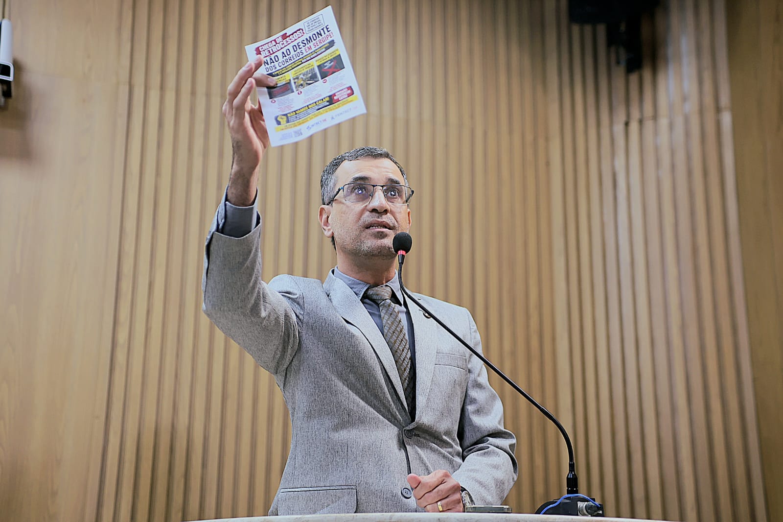 Lúcio Flávio apoia reivindicações dos trabalhadores dos Correios e rebate críticas à ausência de Emília em inauguração do Estado