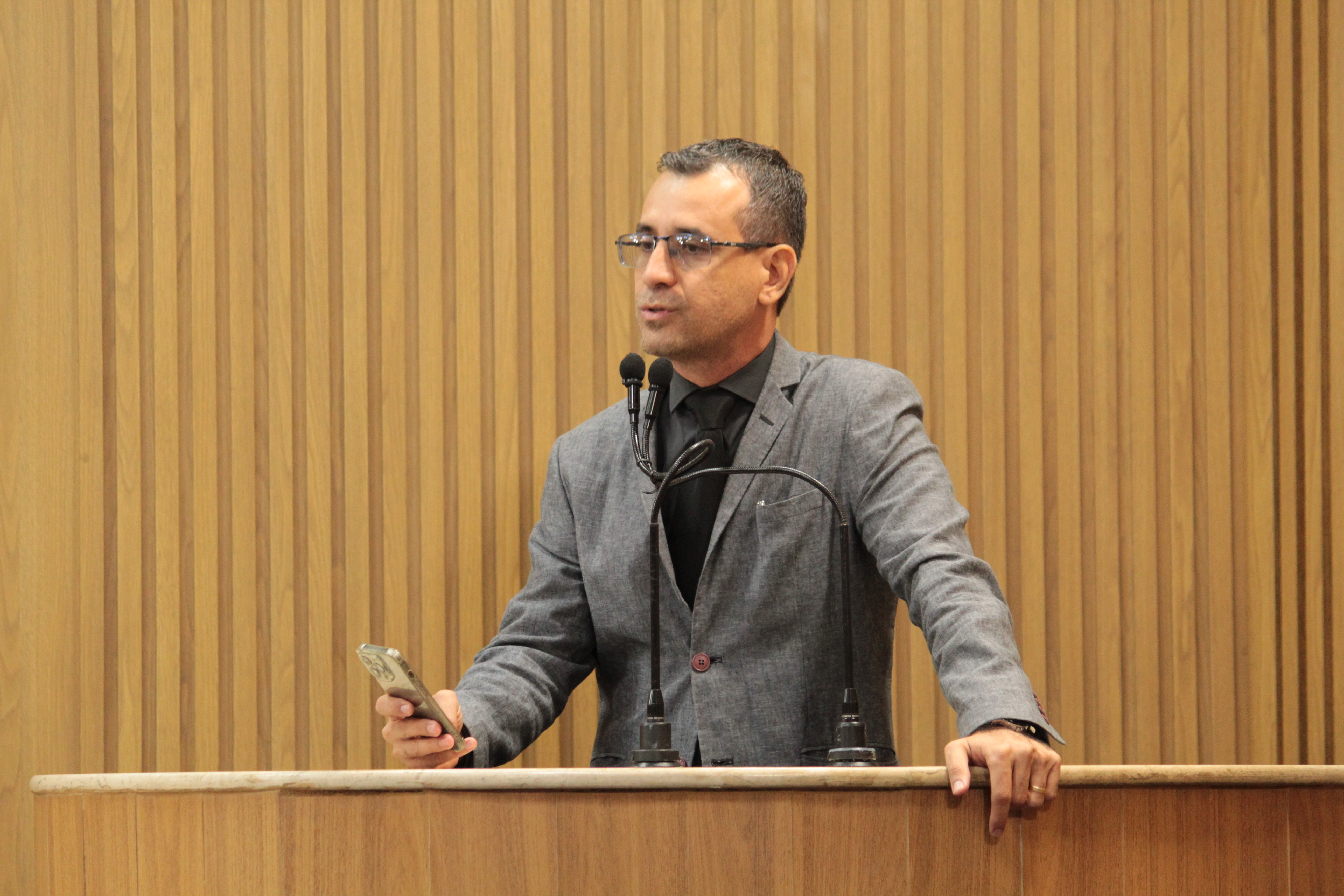 Lúcio Flávio celebra primeiros projetos de Lei de sua autoria protocolados na câmara 