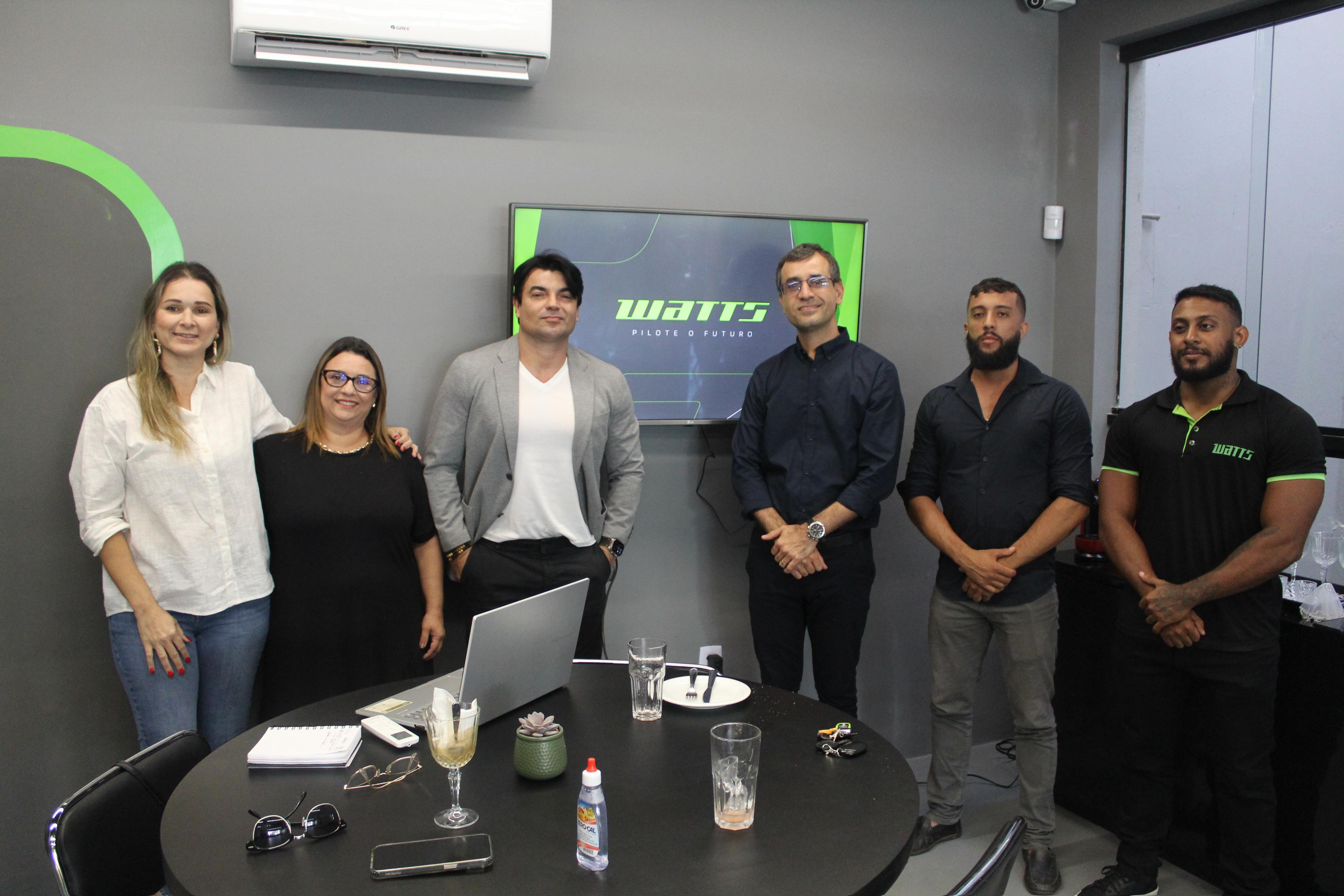 Lúcio Flávio e secretário André David fazem visita técnica para conhecer motocicletas elétricas