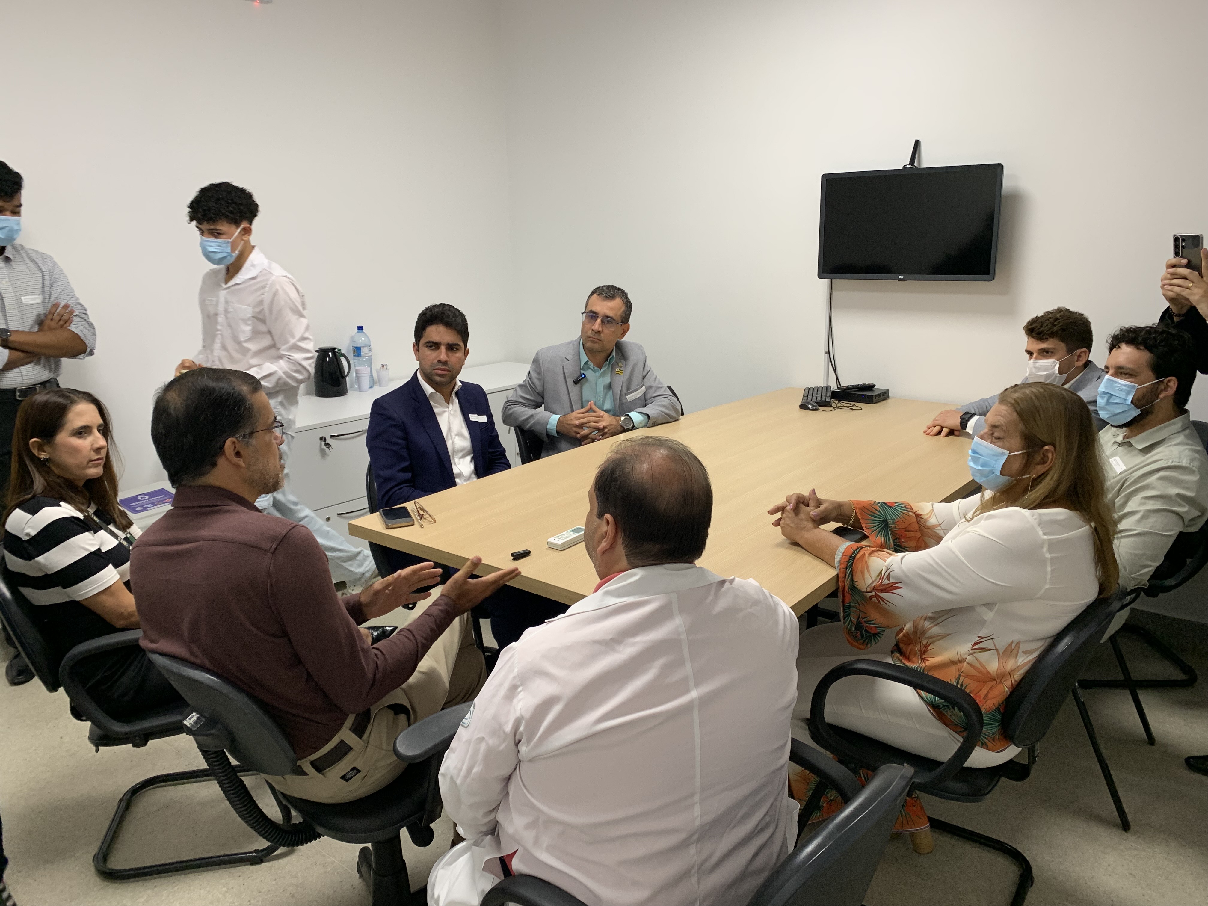 Lúcio Flávio fiscaliza Maternidade Lourdes Nogueira e confirma normalidade no serviço