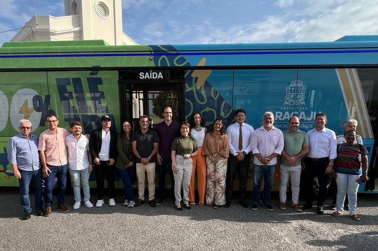 Lúcio Flávio participa de apresentação de novo ônibus elétrico de Aracaju 