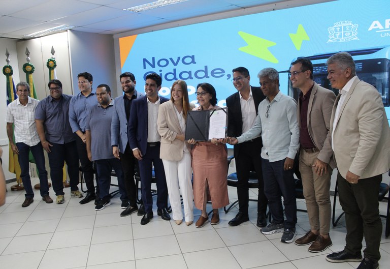 Lúcio Flávio participa do ato de assinatura de sanção da Lei para aquisição  de ônibus e modernização do transporte público em Aracaju 