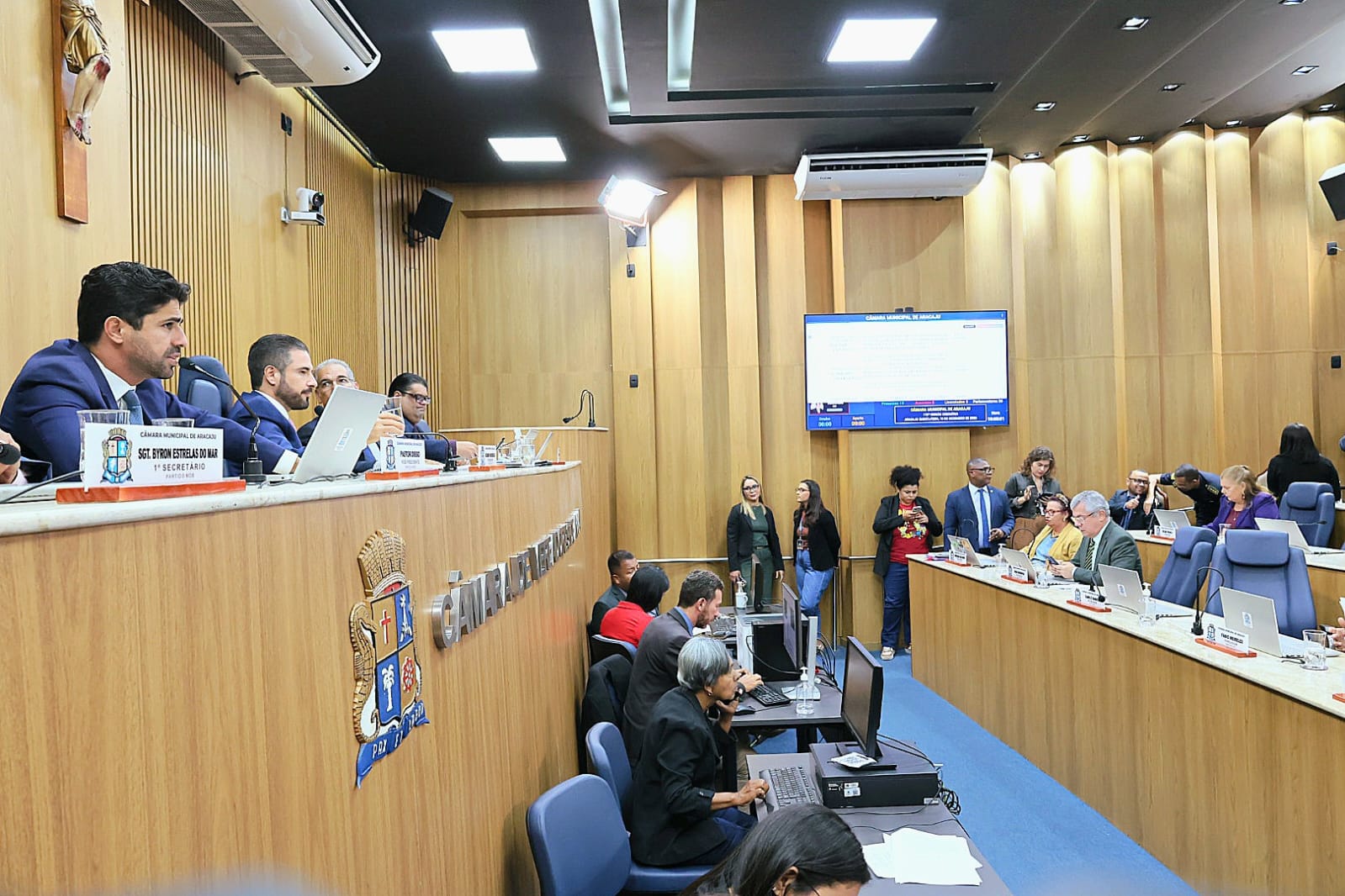 Maioria da Câmara aprova o projeto que institui o Programa Municipal de Escolas Cívico-Militares