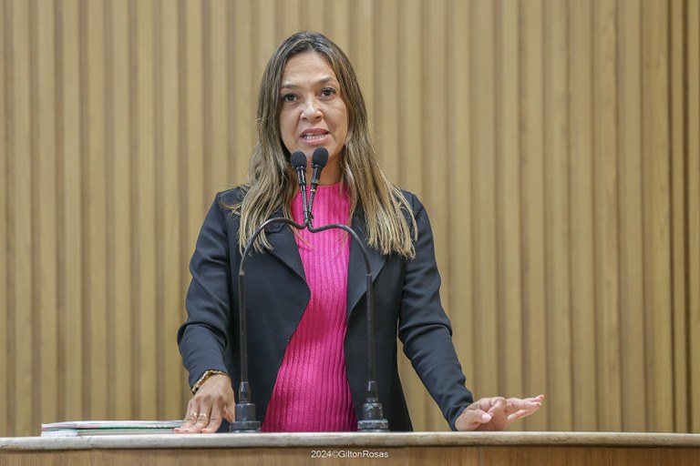 Mais de 260 pacientes esperam cirurgia para o câncer de cabeça e pescoço no HU, lamenta Sheyla