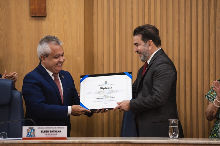 Mário Britto recebe título de cidadão aracajuano em solenidade com autoria de Elber Batalha 