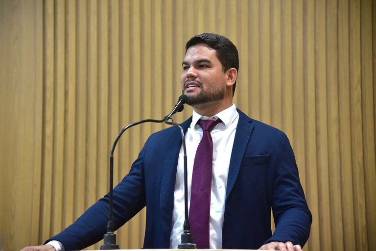 Maurício Maravilha celebra resolução do problema de transporte escolar no Carlos Pina, bairro Lamarão 