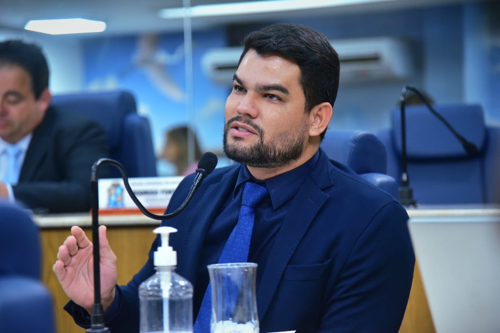 Maurício Maravilha vota a favor de empréstimo para comprar ônibus elétricos em Aracaju