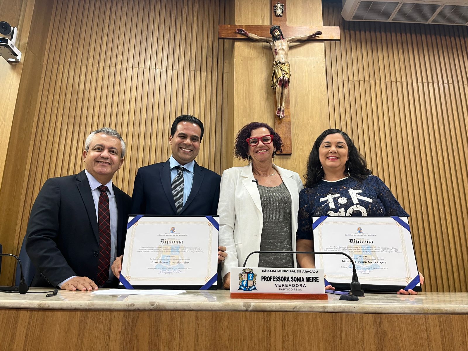 Médicos Aline Siqueira e Helton Monteiro recebem título de cidadania aracajuana da vereadora Sonia Meire 