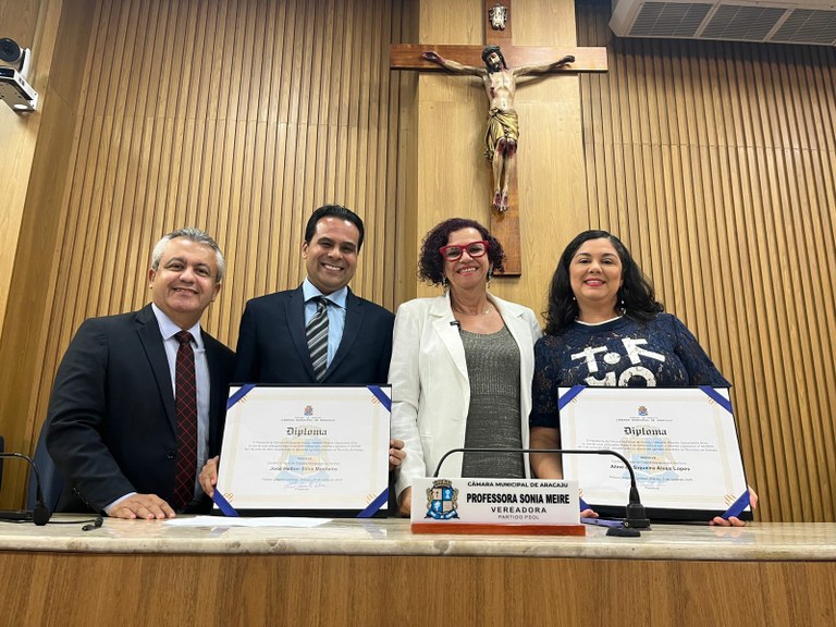 Médicos Aline Siqueira e Helton Monteiro recebem título de cidadania aracajuana da vereadora Sonia Meire 