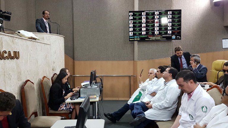 Médicos de Aracaju buscam apoio dos vereadores para finalizar greve