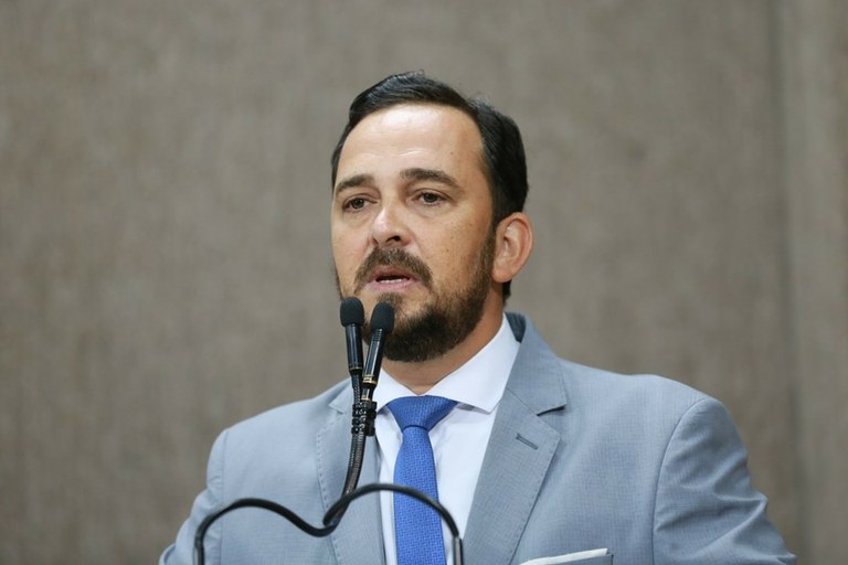 Meireles lamenta presença de crianças em sinaleiras e praças públicas de Aracaju