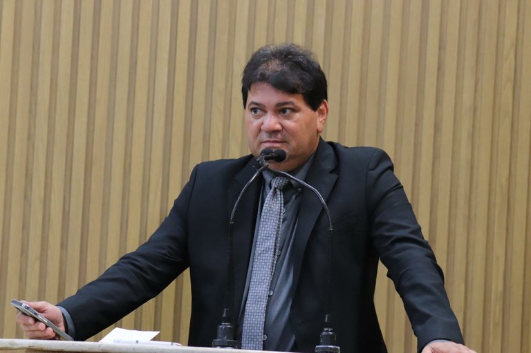 Miltinho Dantas cobra solução para afundamento de via no bairro Industrial e alerta para possível protesto 