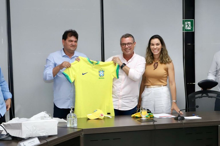 Miltinho Dantas participa da assinatura da ordem de serviço para reforma do estádio Etelvino Mendonça, o Mendonção