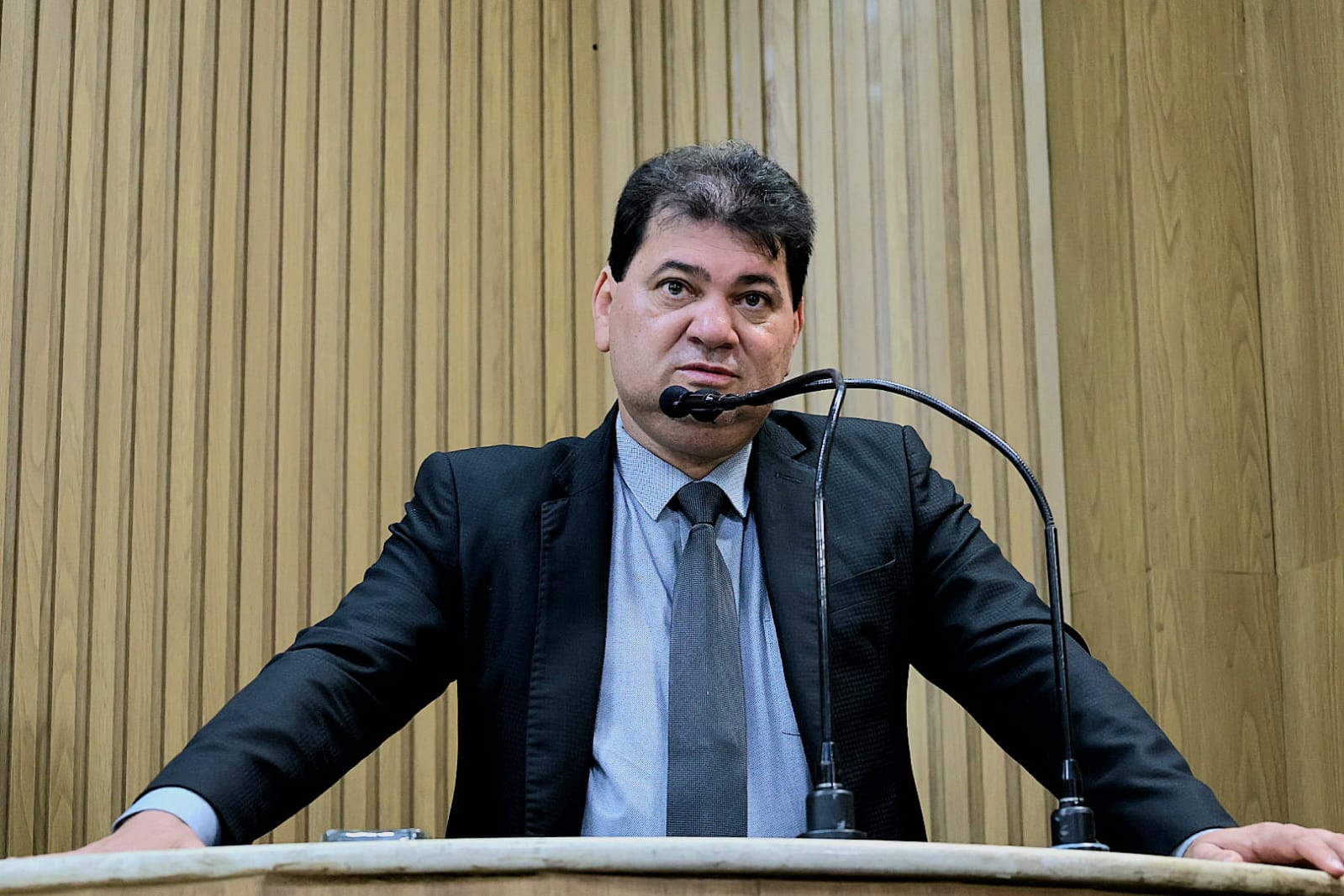 Miltinho Dantas volta a defender comerciantes que usam calçadas com mesas e cadeiras 