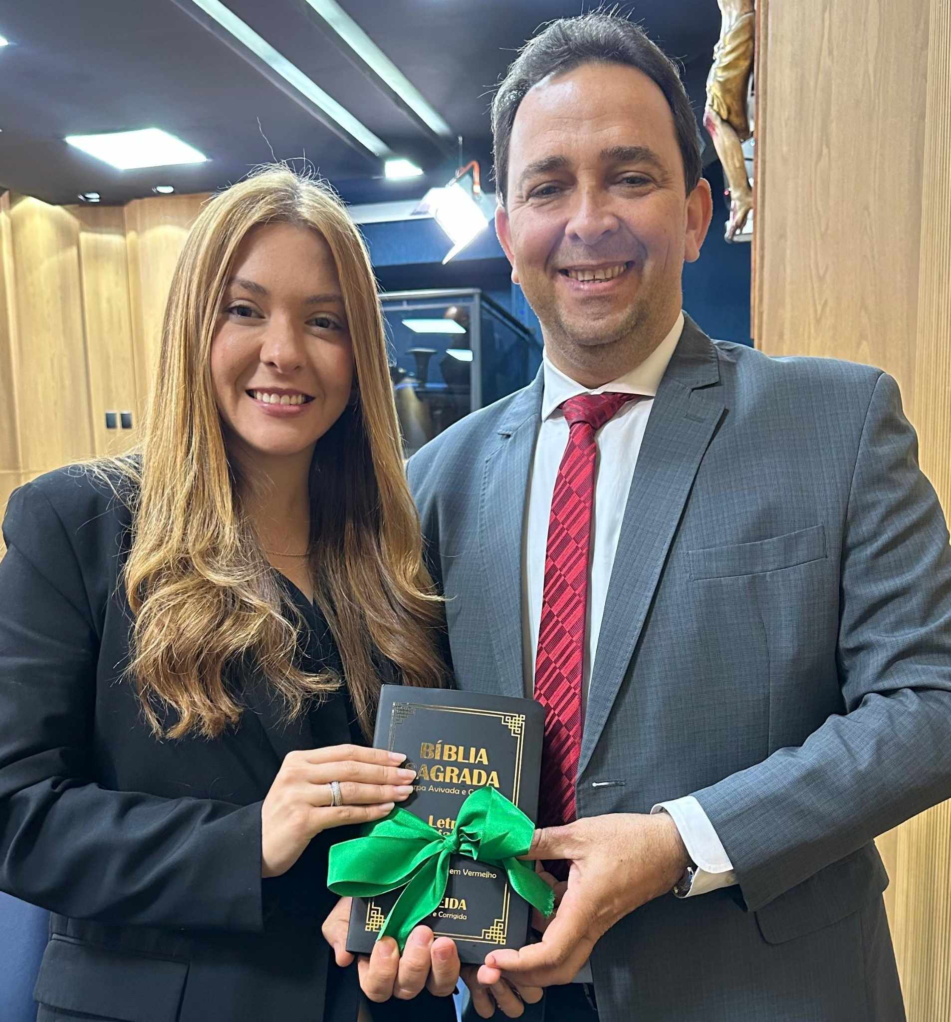 Moana Valadares (PL) faz entrega da Bíblia ao vereador Fábio Meireles (PDT)