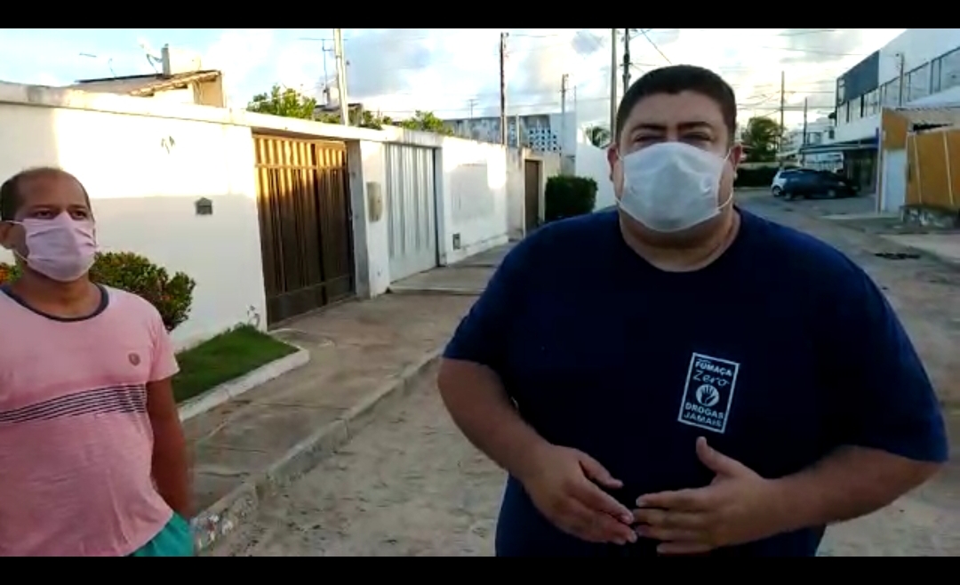 Morador da Rua Praia do Jatobá convida vereador Cabo Didi para ver situação caótica após obra