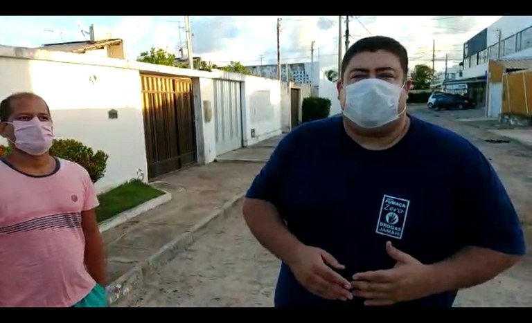 Morador da Rua Praia do Jatobá convida vereador Cabo Didi para ver situação caótica após obra